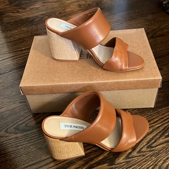 NWT. Steve Madden block heel with leather cushioned straps - Picture 2 of 4